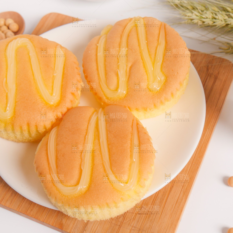 木板上放着一盘芝士蛋糕