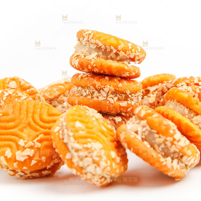 白底上放着饼干