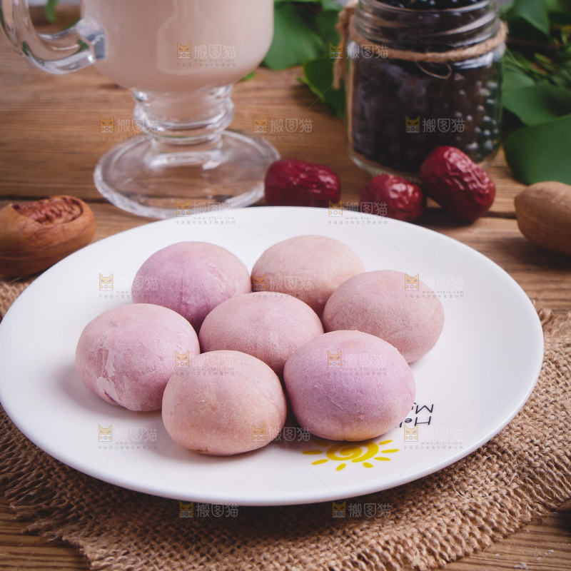 木底上放着一盘紫薯饼