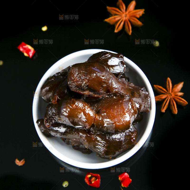黑底上放着一盘卤鸭胗