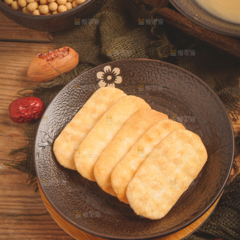 一盘雪饼放在木底上