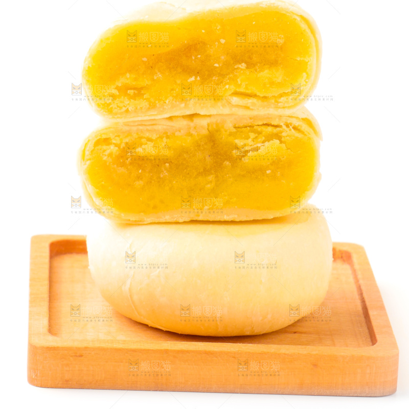 一盘榴莲饼放在白底上