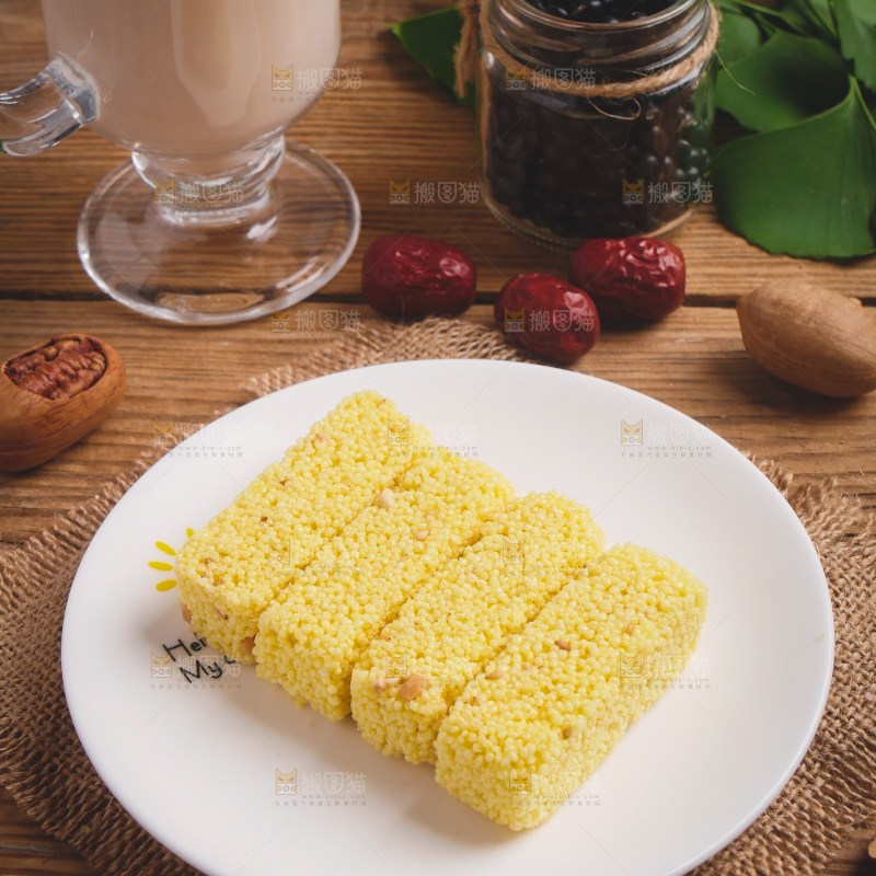 一盘小米酥放在木底上