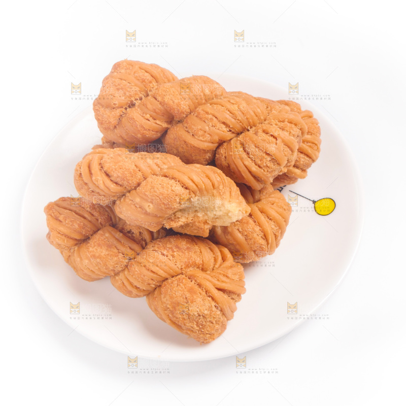 白底上放着一盘香酥麻花