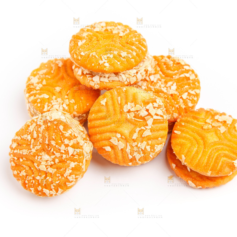 白底上放着饼干