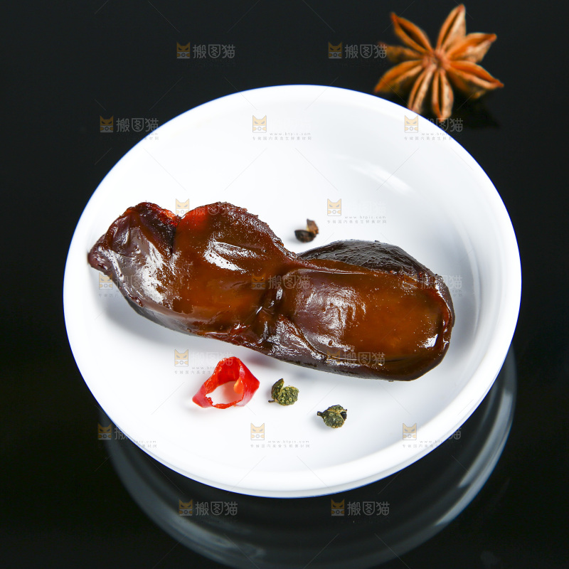 黑底上放着一盘卤鸭胗