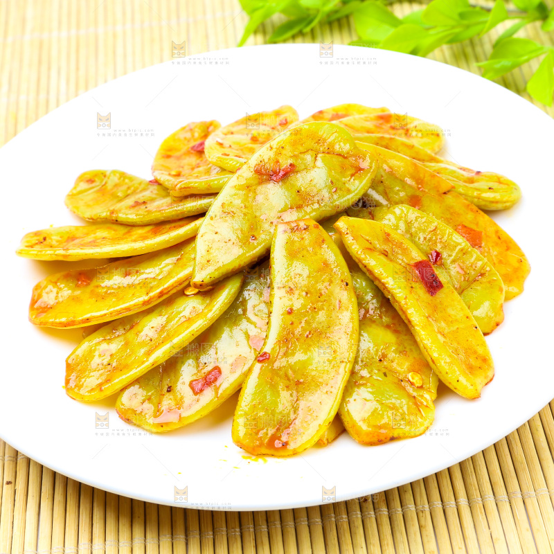 一盘酸扁豆放在木底上