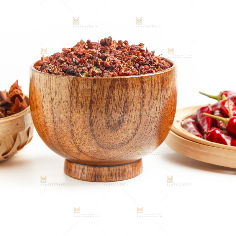 白底上的香料组合