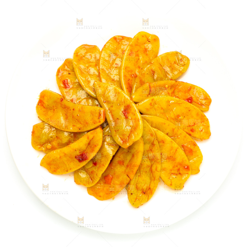 白底上放着一盘酸豆角