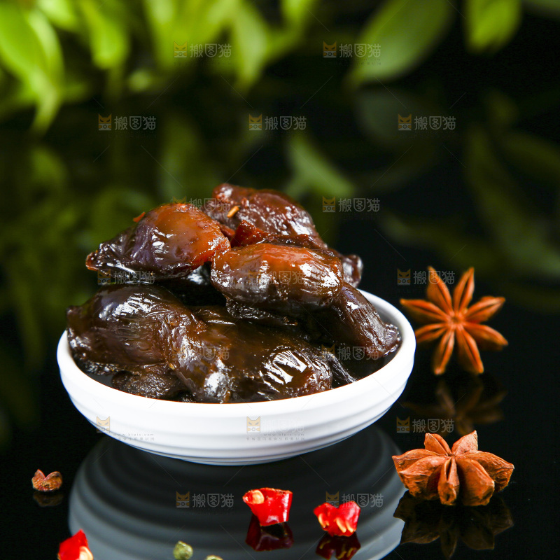 黑底上放着一盘卤鸭胗