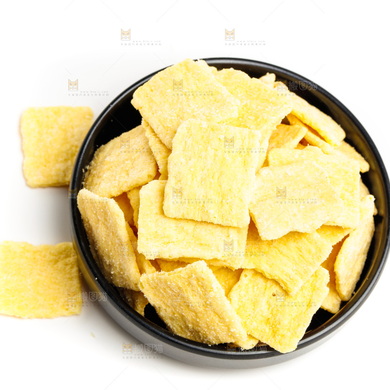 手工锅巴片放在白底上