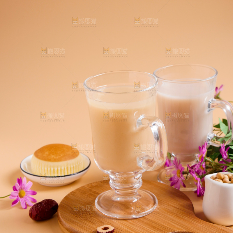 木板上放着一杯奶茶