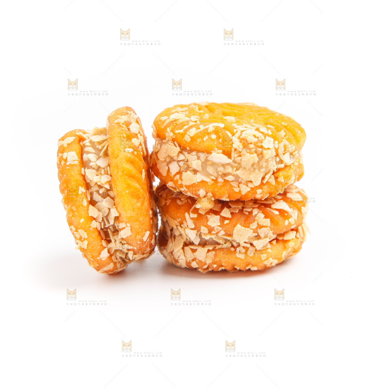 白底上放着饼干
