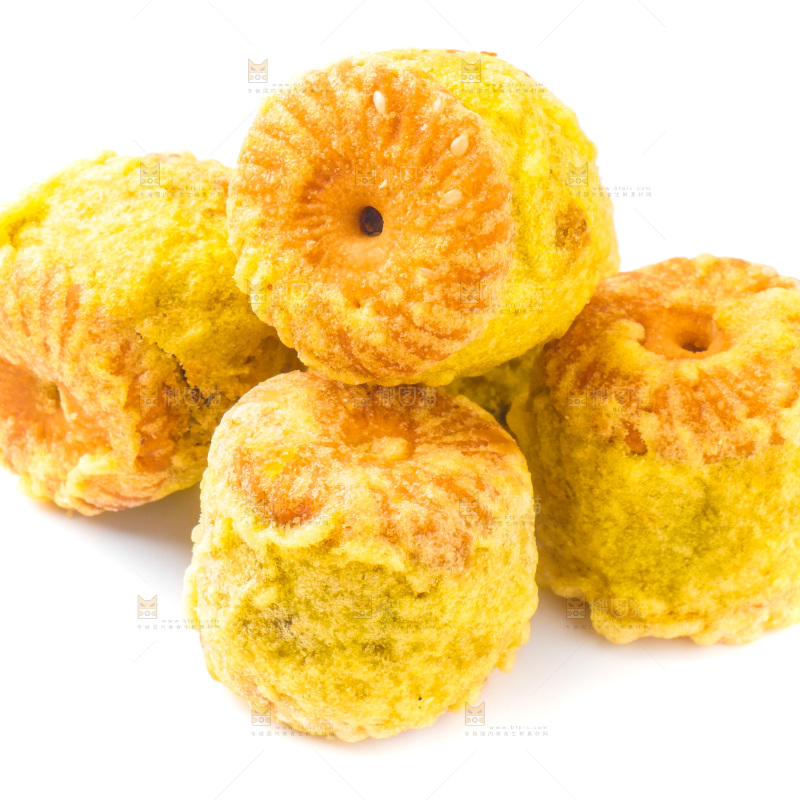绿豆糕放在白底上