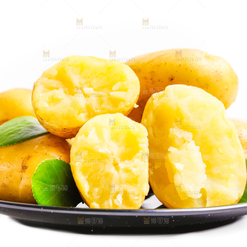 一盘黄心土豆放在白底上