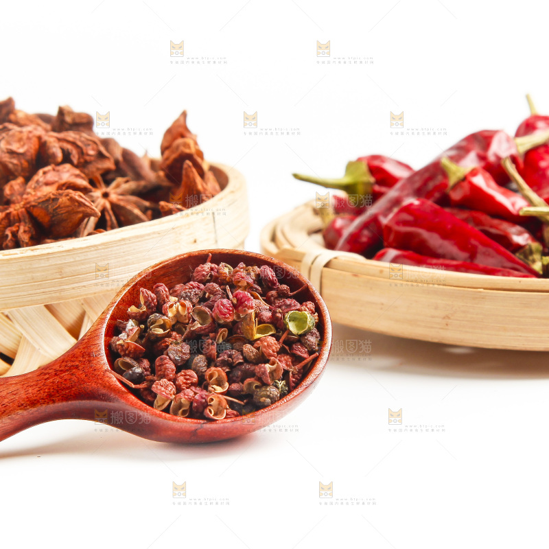 白底上的香料组合