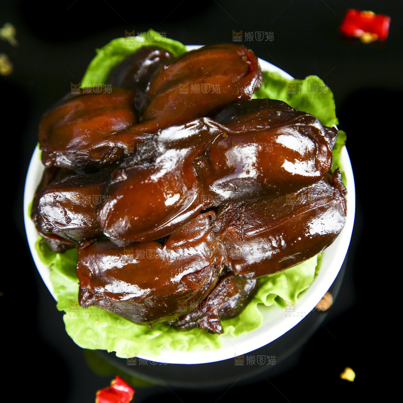黑底上放着一盘卤鸭胗