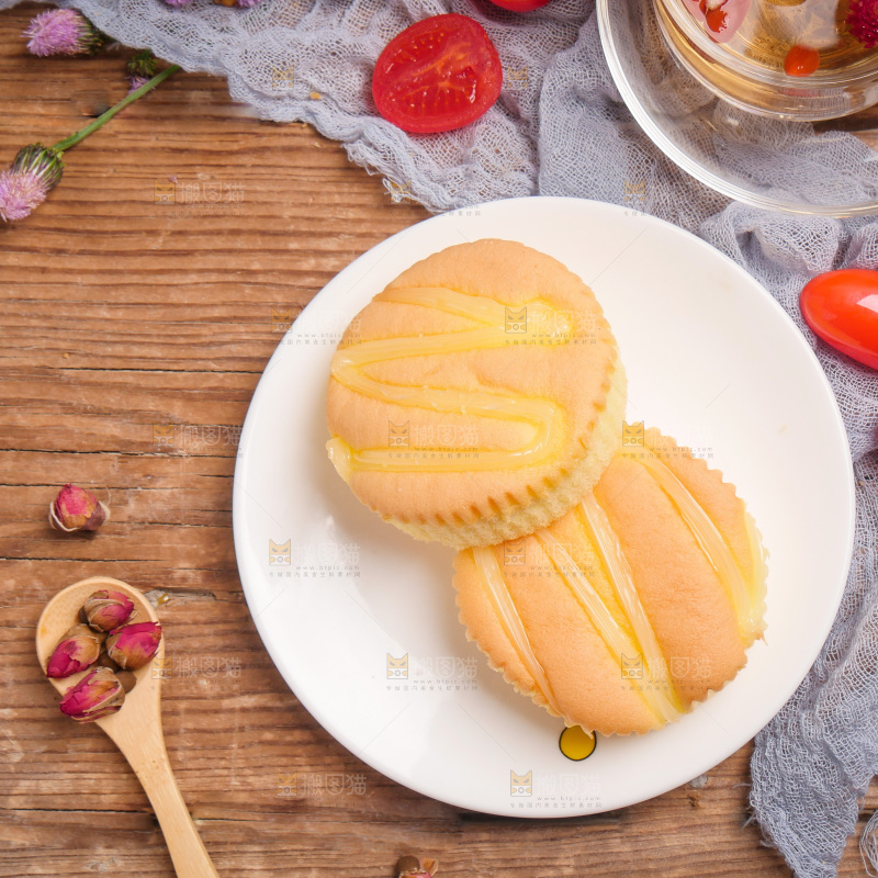 木底上放着一盘芝士蛋糕