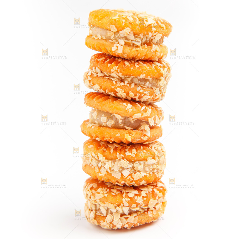 白底上放着饼干