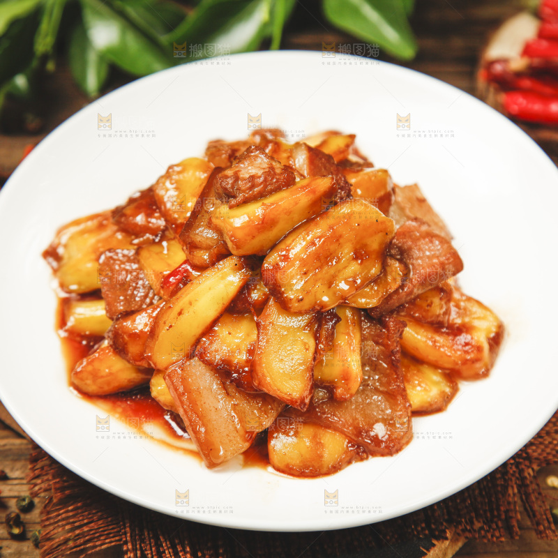 木底上放着一盘小炒肉