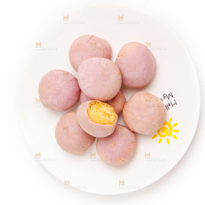 紫薯饼放在白底上