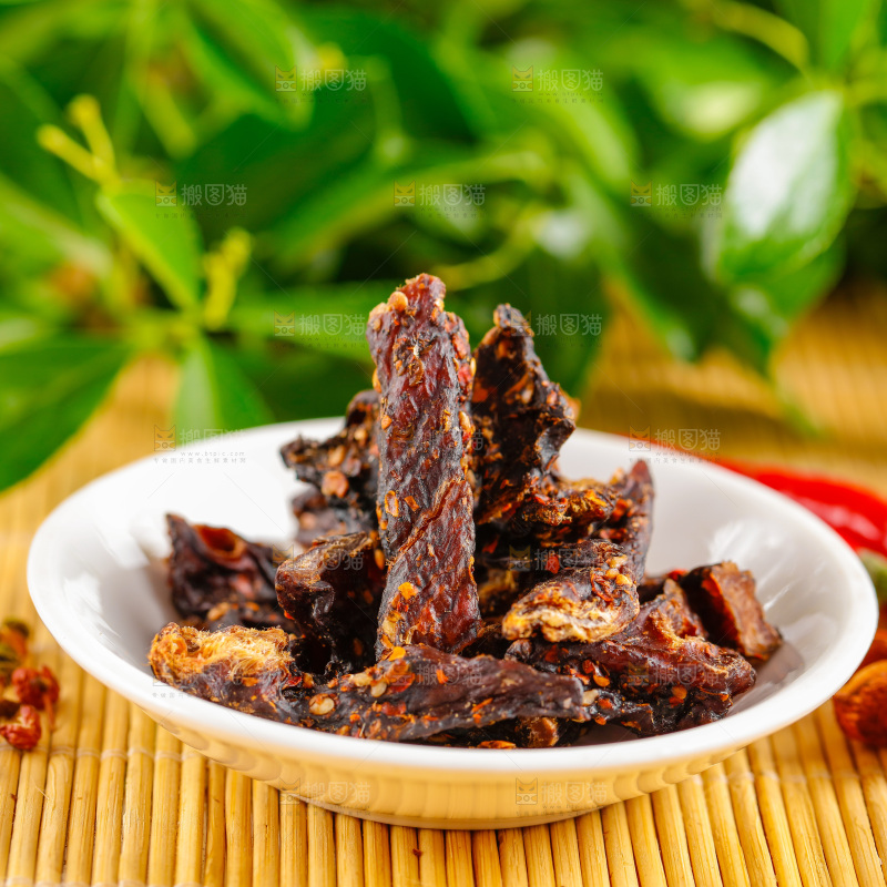 木底上放着内蒙古牛肉干