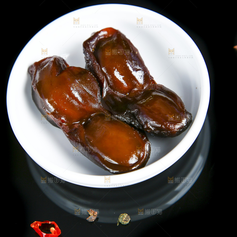 黑底上放着一盘卤鸭胗