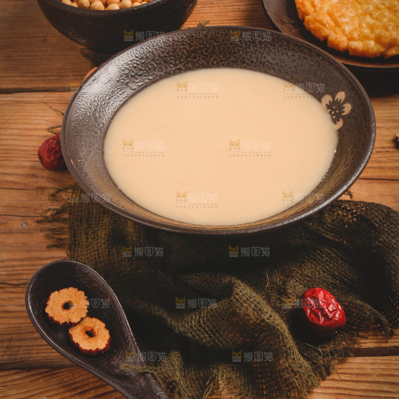 一碗奶茶放在木底上