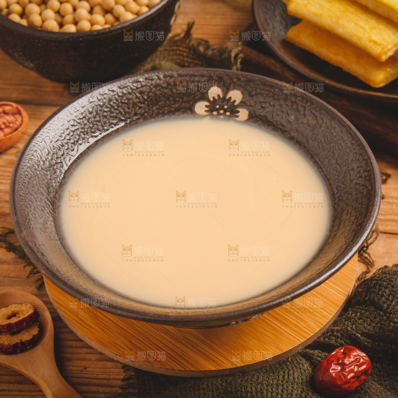 一碗奶茶放在木底上