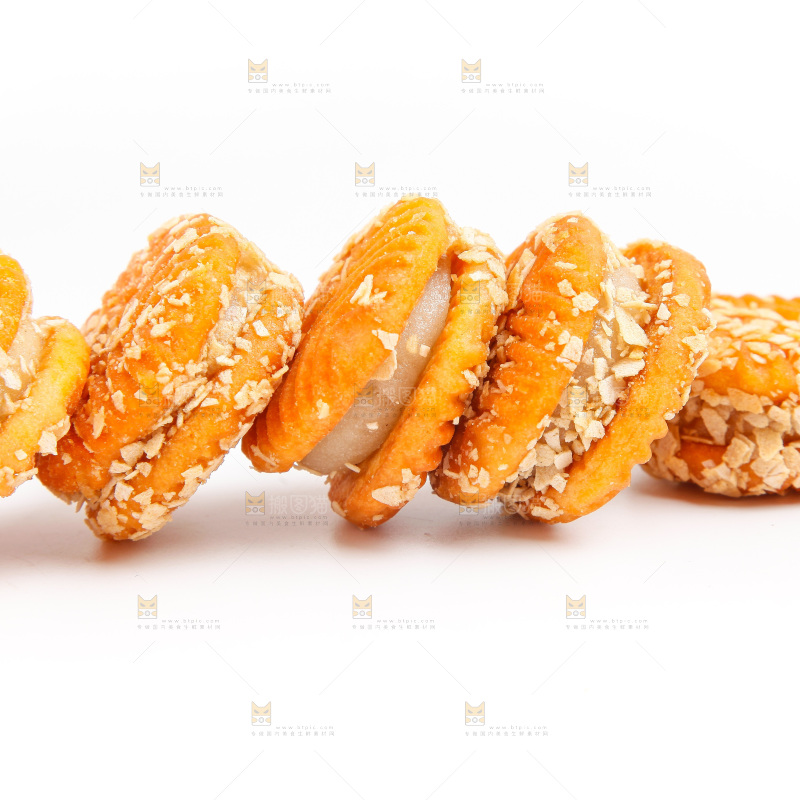 白底上放着饼干