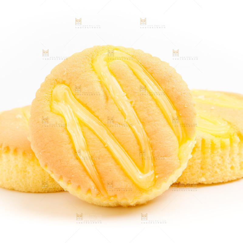 白底上放着芝士蛋糕