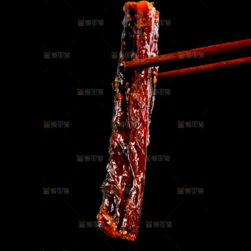 筷子夹着牛肉干