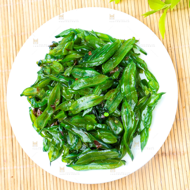 一盘香辣海白菜放在木底上