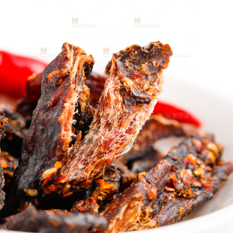 白底上的牛肉条
