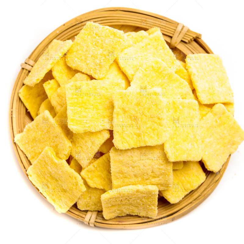 手工锅巴片放在白底上