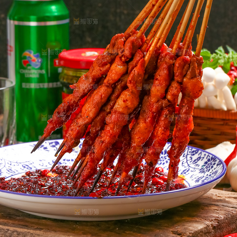 手里拿着一把肉串