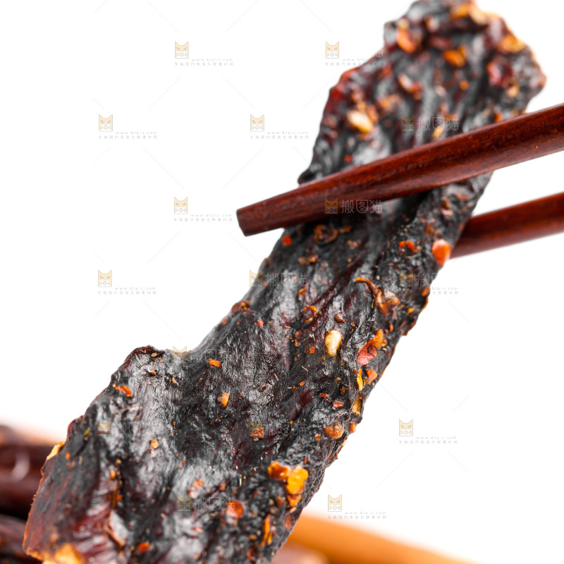 筷子夹着内蒙古牛肉干