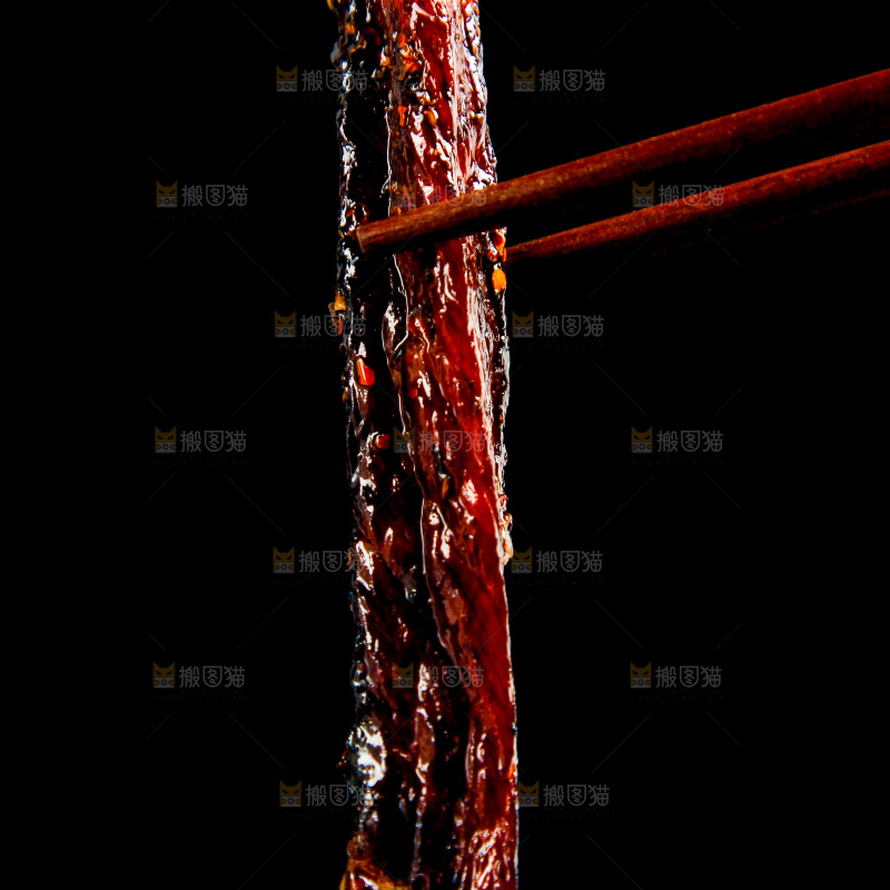 筷子夹着牛肉干