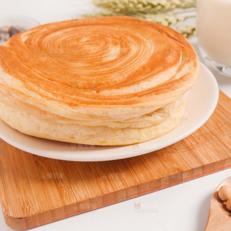 木板上放着一盘手撕面包