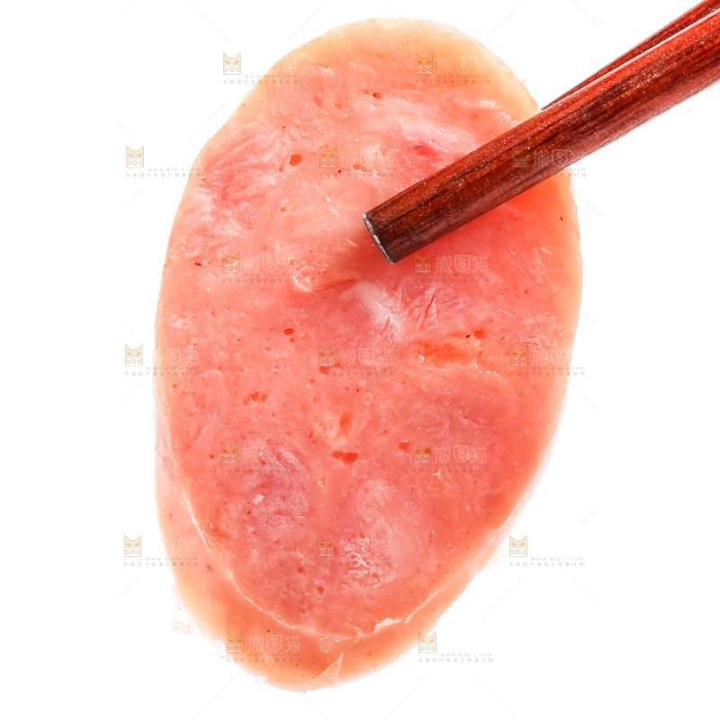 筷子夹着一块肉肠