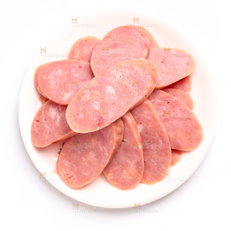 碟子里装着切片的肉肠