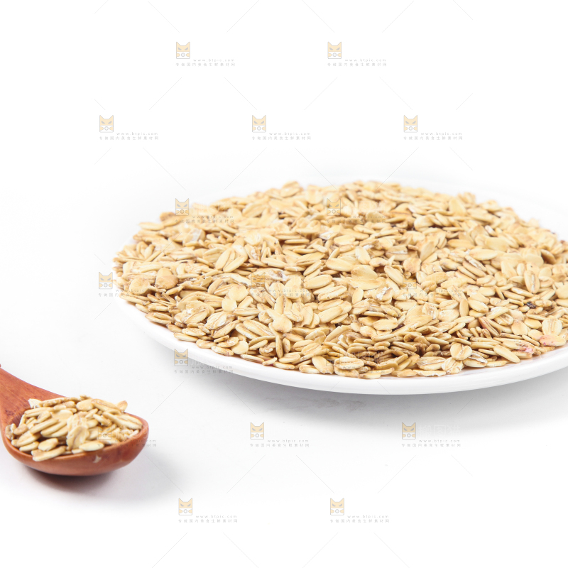 白底盘子里的燕麦片