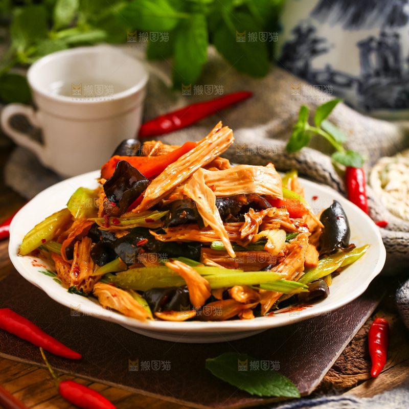 盘子里装着木耳拌豆腐皮