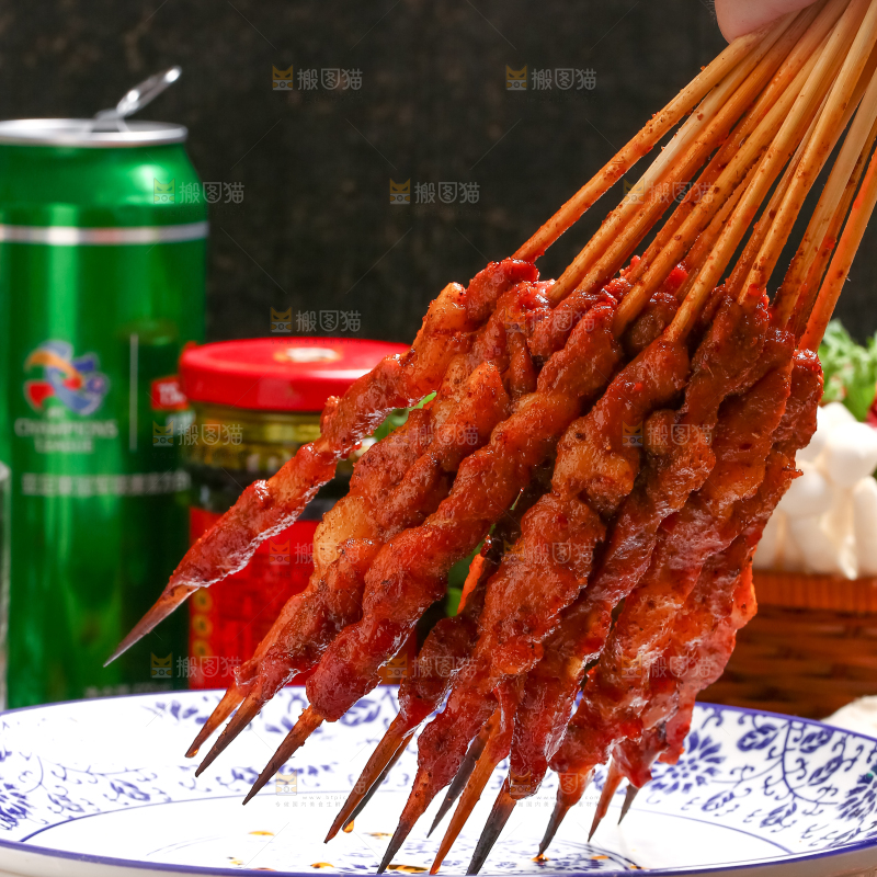 手里拿着一把肉串