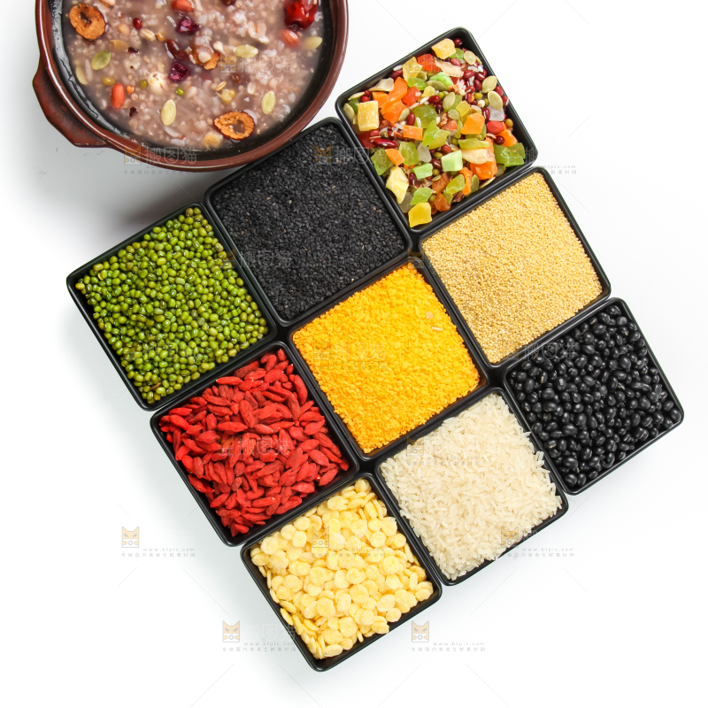 白底上的八宝粥食材和八宝粥
