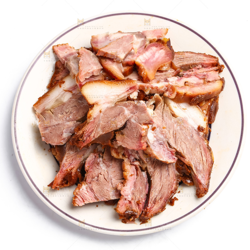 盘子里装着卤肉