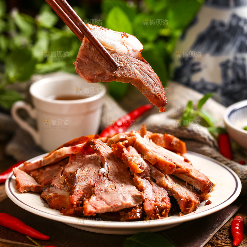 盘子里装着卤肉