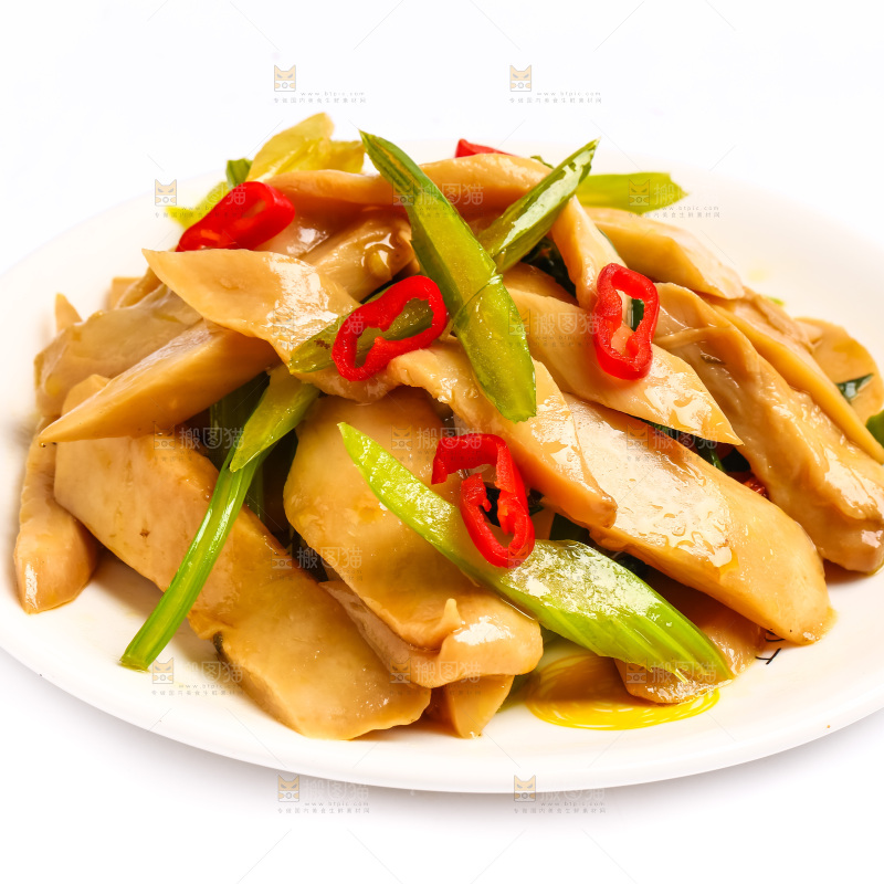 盘子里装着芹菜炒杏鲍菇