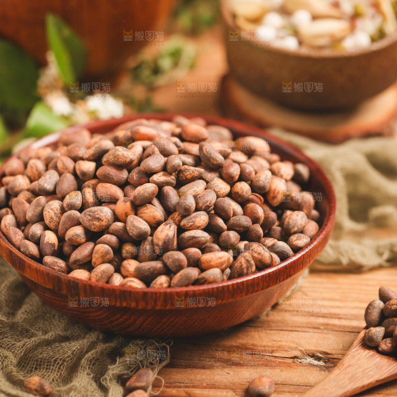 木板上放着一盘东北松子