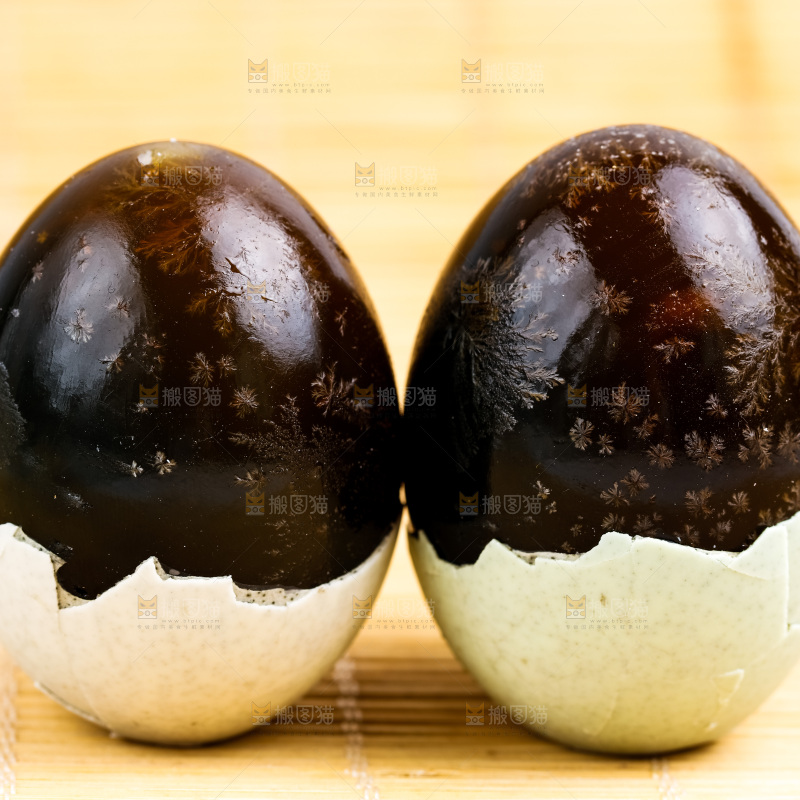 木底上摆放着皮鸭蛋